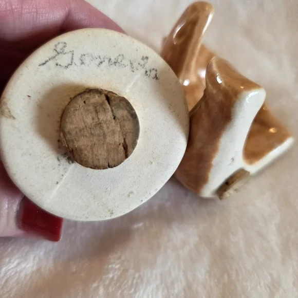 Vintage Porcelain Brown Bear & Honey Beehive Salt & Pepper Shakers - Picture 8 of 11